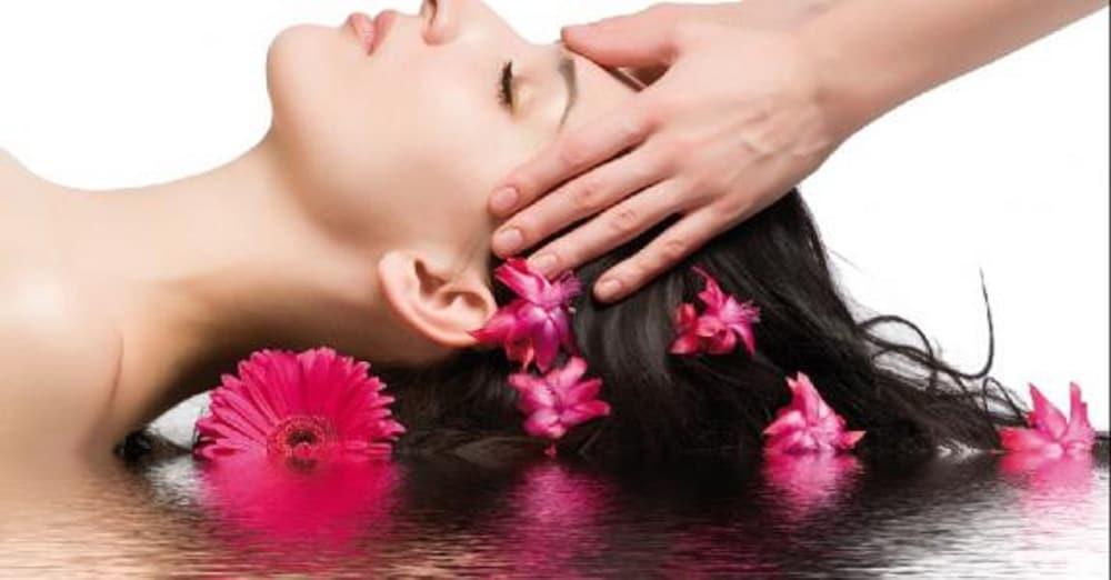 Hotel Farah Casablanca Ngoại thất bức ảnh A woman receiving a head massage