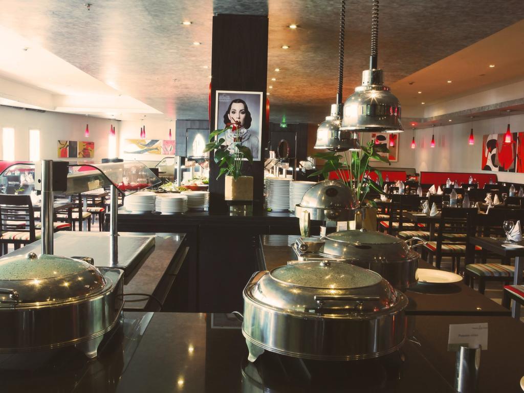 Hotel Farah Casablanca Ngoại thất bức ảnh The interior of a typical buffet restaurant